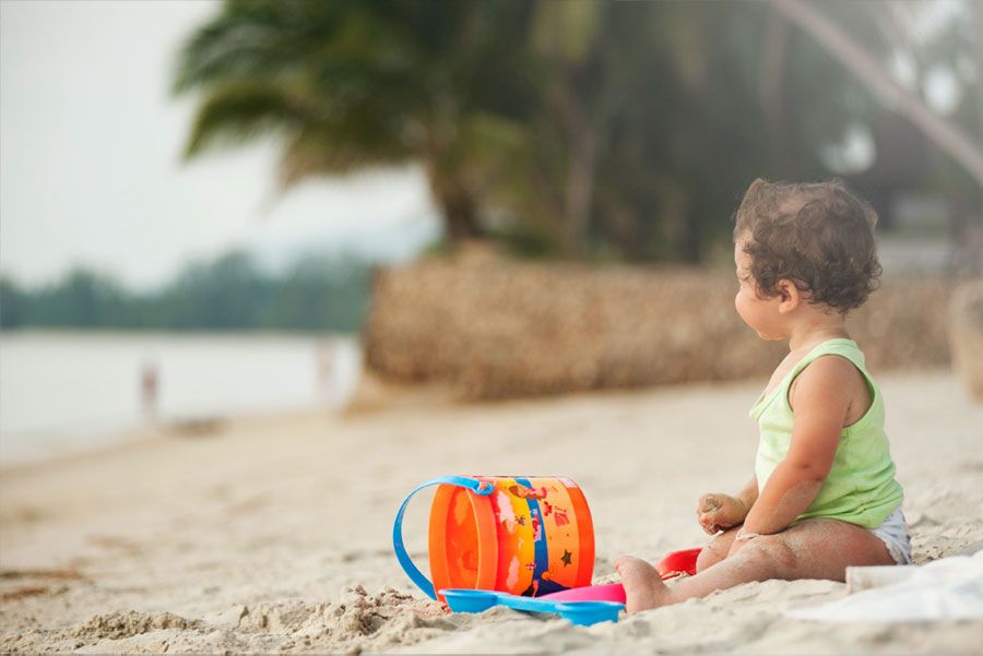 Kleinkind am Strand