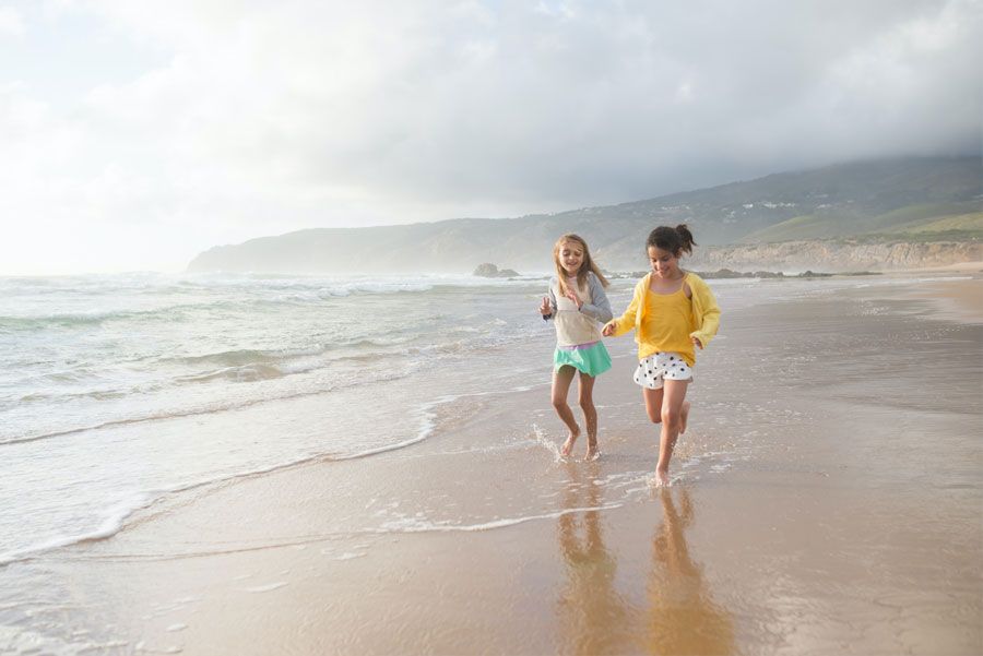 Spielende Kind am Strand